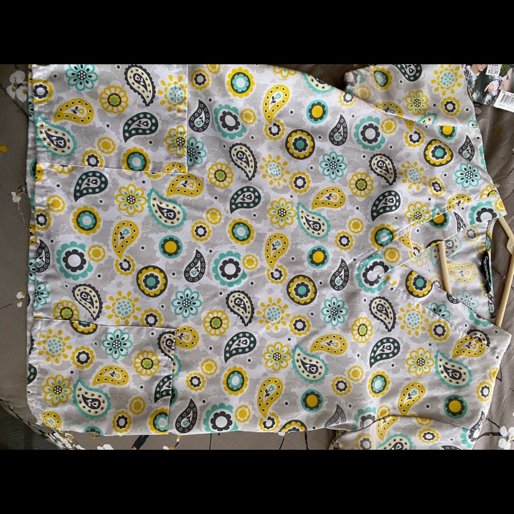 Small Cassandra scrub top white and yellow